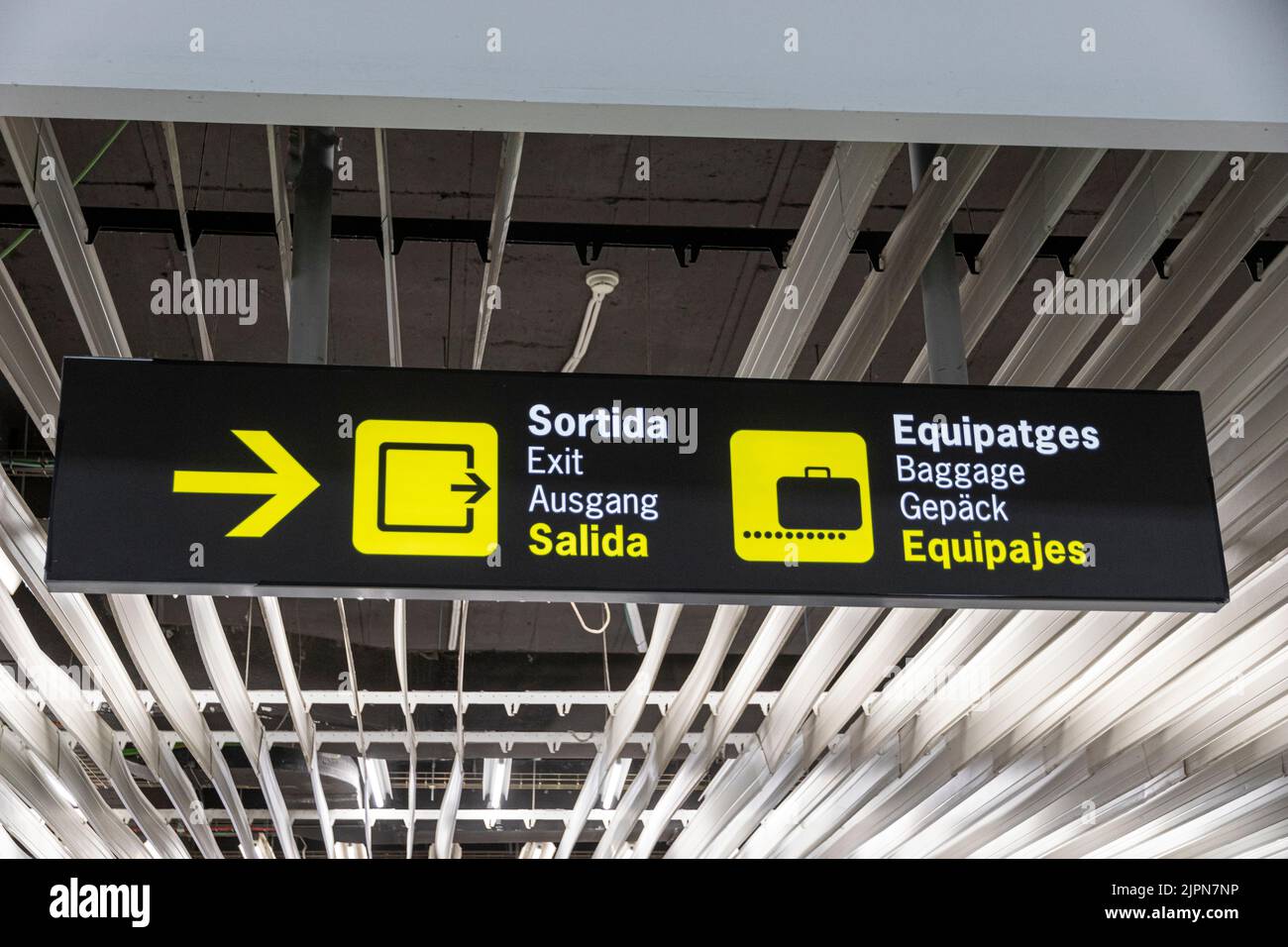 Palma de Mallorca, Spanien. Schilder auf Katalanisch, Englisch, Deutsch und Spanisch im Flughafen Palma de Mallorca (PMI), auch bekannt als Son Sant Joan Airpor Stockfoto