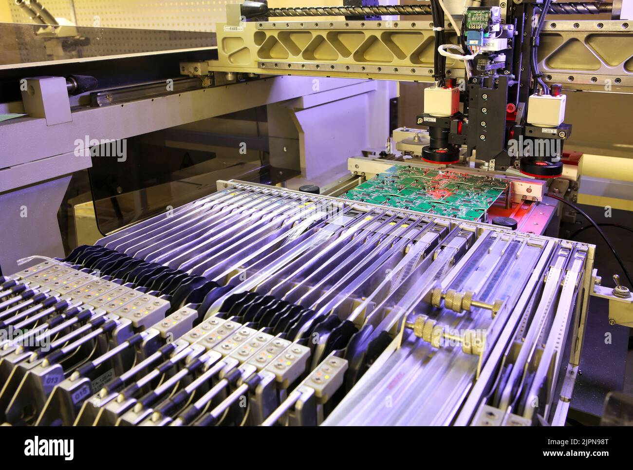 Errichter von SMD-Teilen auf Leiterplatten und Lötteilen. Maschine für die automatische Montage und das Löten von elektronischen Leiterplatten. Elektrisches Löten Stockfoto