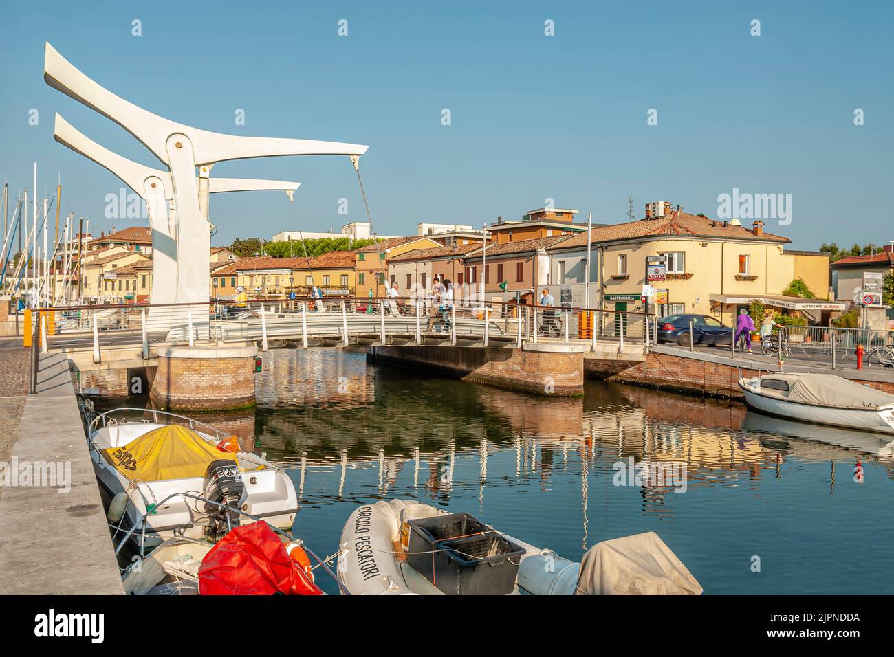 Ziehen Sie eine Brücke im Fischereihafen Cervia in Emilia Romagna, Nordostitalien. Stockfoto