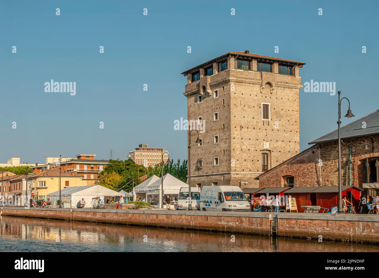 San Michele Turm im Fischerhafen von Cervia in der Emilia Romagna Stockfoto