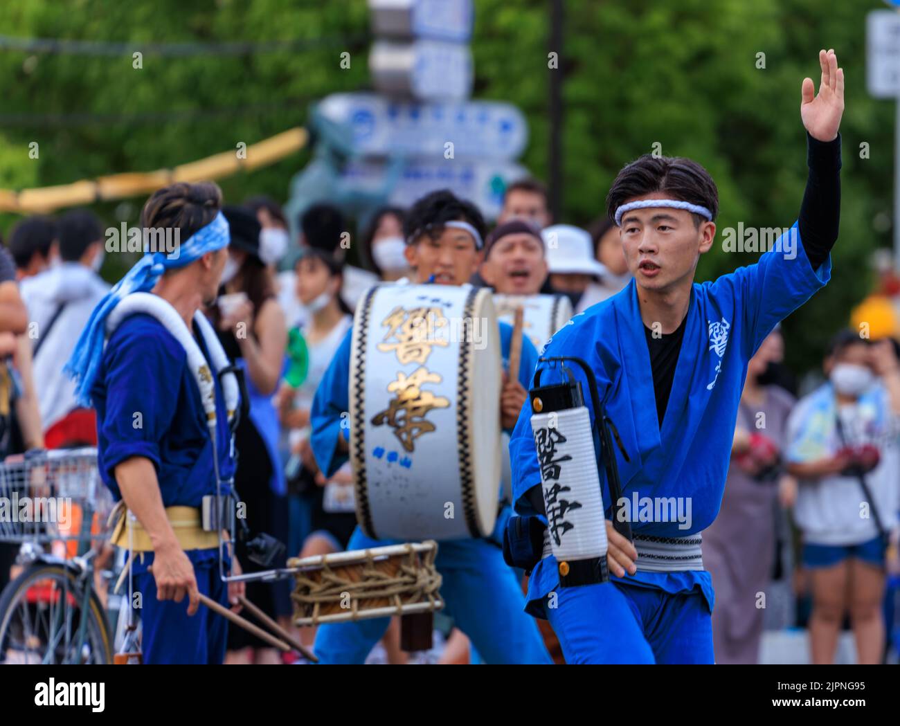 Tokushima, Japan - 12. August 2002: Männlicher Performer hebt beim Awaodori-Straßenfest den Arm Stockfoto