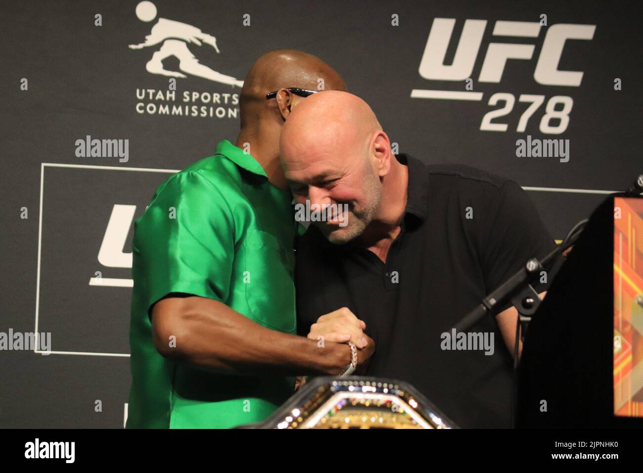 SALT LAKE CITY, UT - 18. AUGUST: (L-R) Kamaru Usman und Dana White interagieren mit den Medien während des UFC 278 Media Day in der Vivint Arena am 18. August 2022 in Salt Lake City, Utah, USA. (Foto von Diego Ribas/PxImages) Credit: Px Images/Alamy Live News Stockfoto