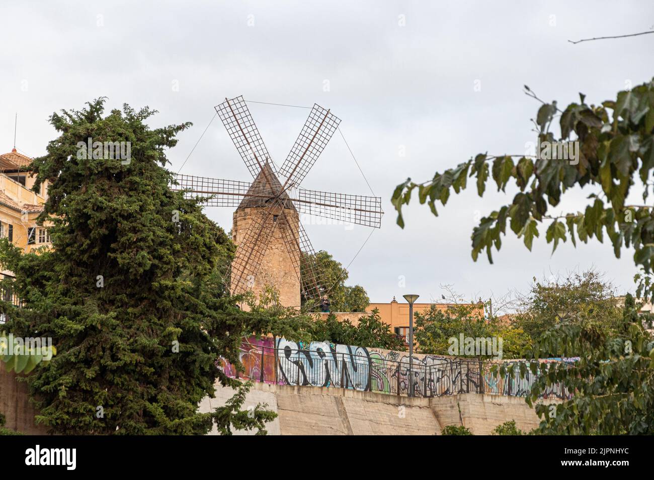 Palma de Mallorca, Spanien. Traditionelle Windmühlen in der Nähe der Hafenpromenade Stockfoto