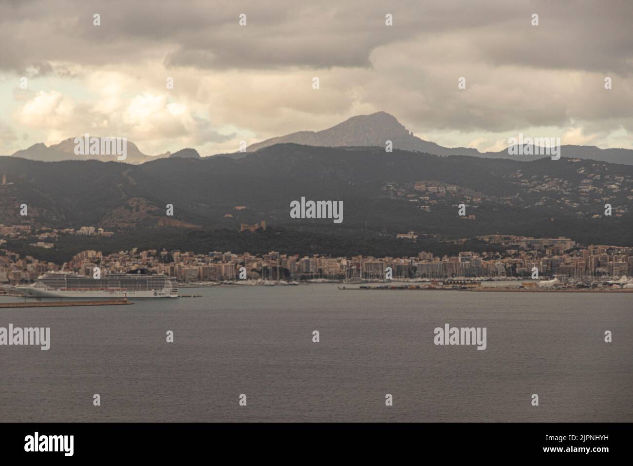 Blick auf die Insel Mallorca oder Mallorca (Hafen von Palma de Mallorca) von einem Flug aus Stockfoto