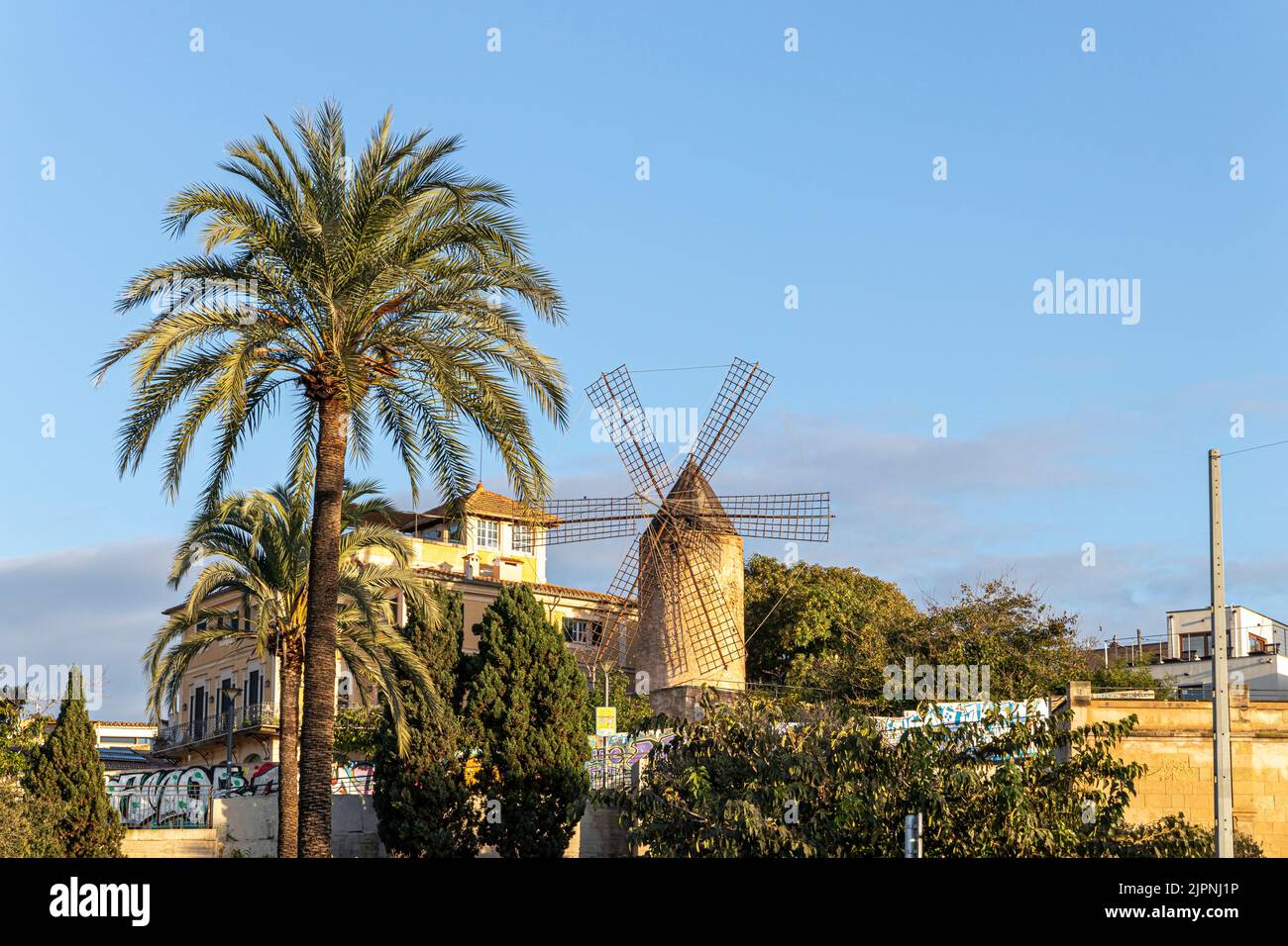 Palma de Mallorca, Spanien. Traditionelle Windmühlen in der Nähe der Hafenpromenade Stockfoto