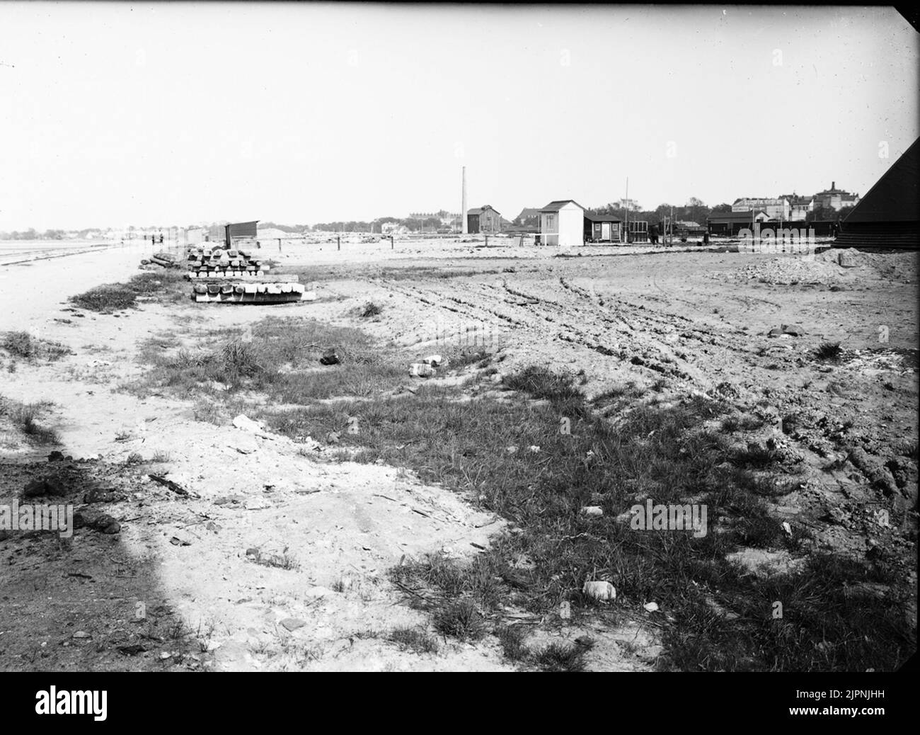 Landschaft mit Siedlung Auto kolonialen Hütte Schuh Werbung. Landskap med bebyggelse bil kolonistuga skodonsreklam. Stockfoto