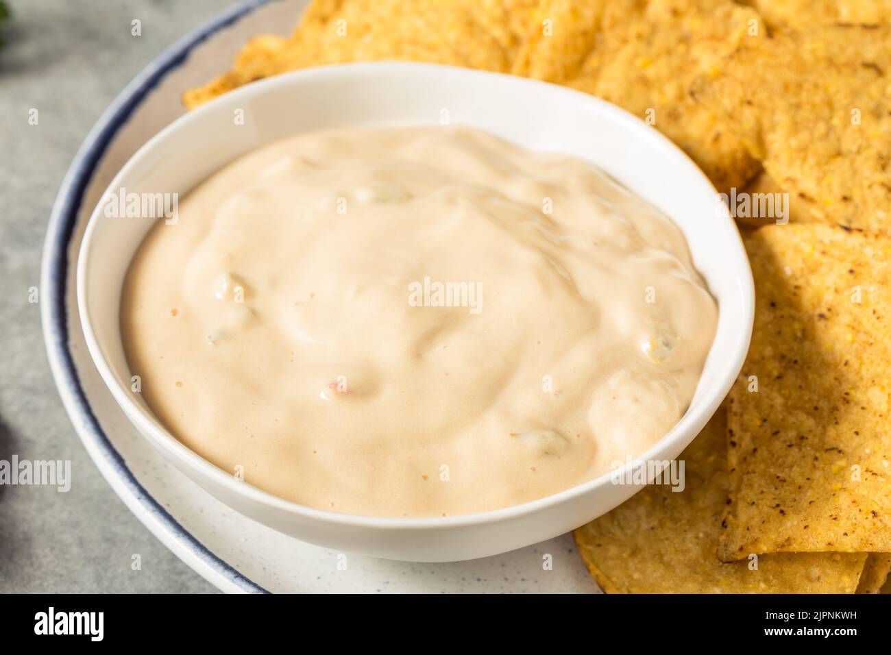 Hausgemachter cremiger weißer Queso-Dip mit Tortilla-Chips Stockfoto