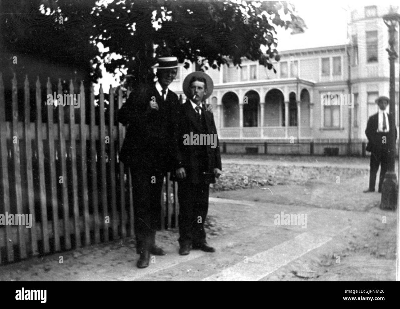 Haus von Ch. Gustavsson, ev. Oskar Nilsson und sein Bruder. Kap. Gustavssons Hus, ev. Oskar Nilsson und hans bror. Stockfoto