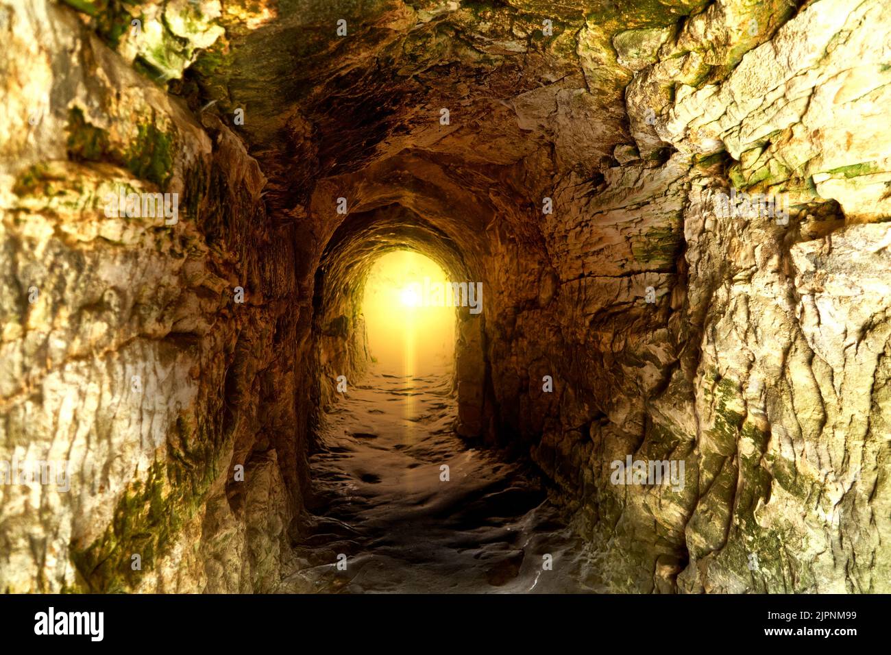 Sonnenlicht am Ende eines Tunnels aus grobem Kalkstein, monochromes Farbkonzept Stockfoto