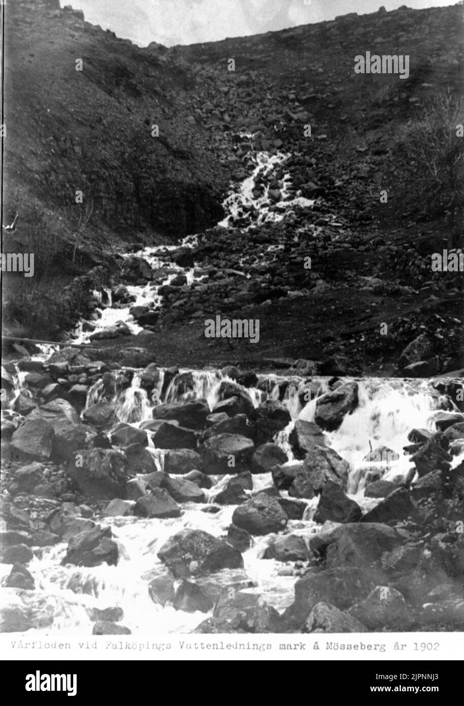 Das Frühlingshochwasser an der Wasserleitung von Falköping landet 1902 auf dem Mösseberg. Um die Jahrhundertwende war der Berg noch kalt. Der Quellfluss vom 'Lake Panka' - im Niedergang. Vårfloden vid Falköpings Vattenlednings Mark å Mösseberg år 1902. Vid sekelskiftet var berget fortfarande kalt. Vårfloden från 'Pankasjön' - i avtagande. Stockfoto