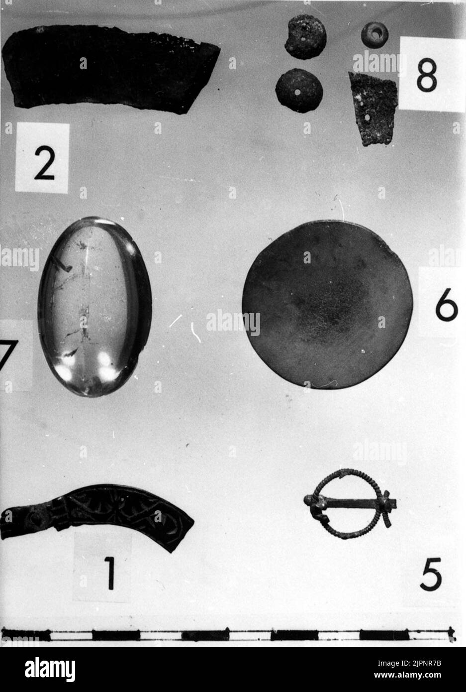 St. Olof Kirche. Von der Restaurierung 1958-1961. Lose Funde von Bergkristall, (7) Glas (2), Hörnern (6) und Metall. S:t Olofs kyrka. från restaureringen 1958-1961. Lösfynd AV bergskristall, (7) AV Glas (2), horn (6) och Metall. Stockfoto