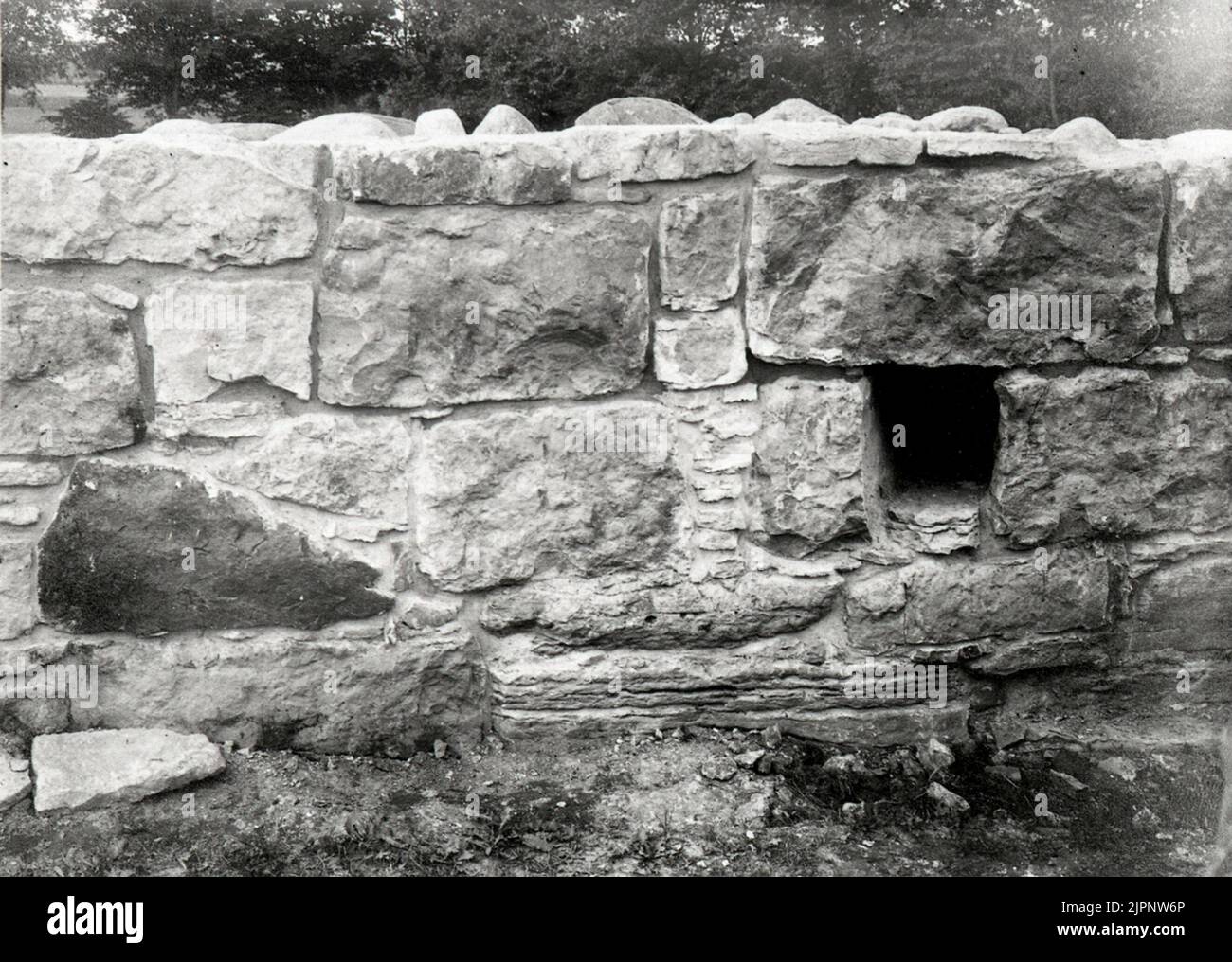 Nordkreuz. Nördliche Längans südliche Mauer nach Nordosten. Nördliche Längans Südwand, Südseite mit Kanal nach innen. Norra korsgången. Norra längans sydmur mot nordost. Norra längans sydmur, sydsidan med kanal inåt. Stockfoto