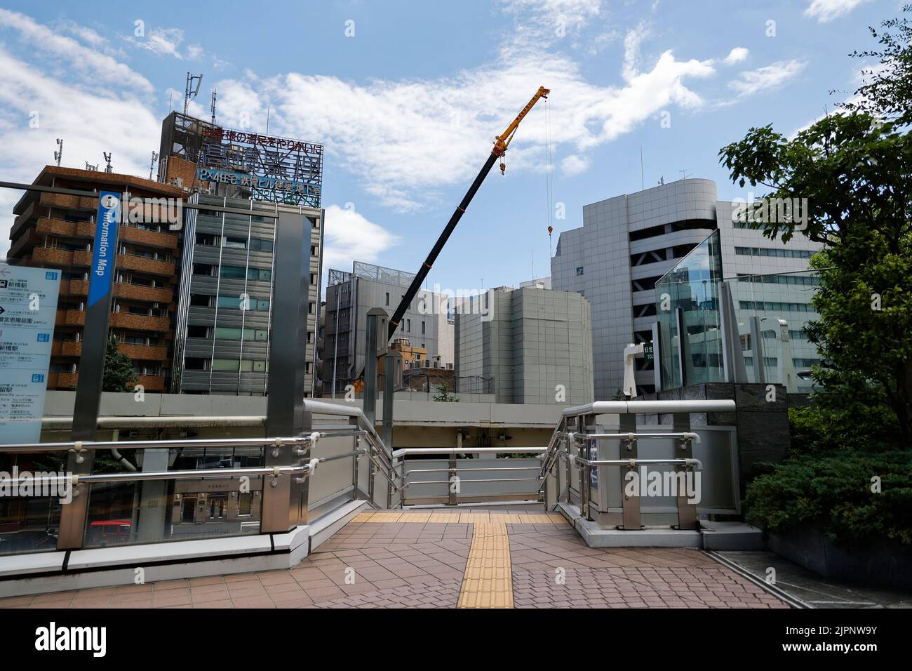 Tokio, Japan. 19. August 2022. Am 19. August 2022, Tokio, werden am Nakagin Capsule Tower in Ginza weitere Abbrucharbeiten durchgeführt. Der Rückbau von 140 Einzelkapseln des futuristischen Gebäudes (Mischnutzung Wohn- und Büroturm) wird im Rahmen der Abbrucharbeiten bis Ende dieses Jahres fortgesetzt. Quelle: Rodrigo Reyes Marin/AFLO/Alamy Live News Stockfoto