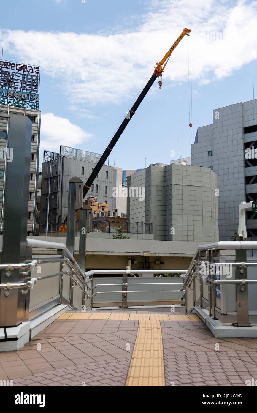Tokio, Japan. 19. August 2022. Am 19. August 2022, Tokio, werden am Nakagin Capsule Tower in Ginza weitere Abbrucharbeiten durchgeführt. Der Rückbau von 140 Einzelkapseln des futuristischen Gebäudes (Mischnutzung Wohn- und Büroturm) wird im Rahmen der Abbrucharbeiten bis Ende dieses Jahres fortgesetzt. Quelle: Rodrigo Reyes Marin/AFLO/Alamy Live News Stockfoto