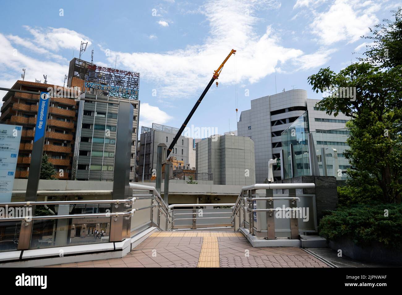 Tokio, Japan. 19. August 2022. Am 19. August 2022, Tokio, werden am Nakagin Capsule Tower in Ginza weitere Abbrucharbeiten durchgeführt. Der Rückbau von 140 Einzelkapseln des futuristischen Gebäudes (Mischnutzung Wohn- und Büroturm) wird im Rahmen der Abbrucharbeiten bis Ende dieses Jahres fortgesetzt. Quelle: Rodrigo Reyes Marin/AFLO/Alamy Live News Stockfoto