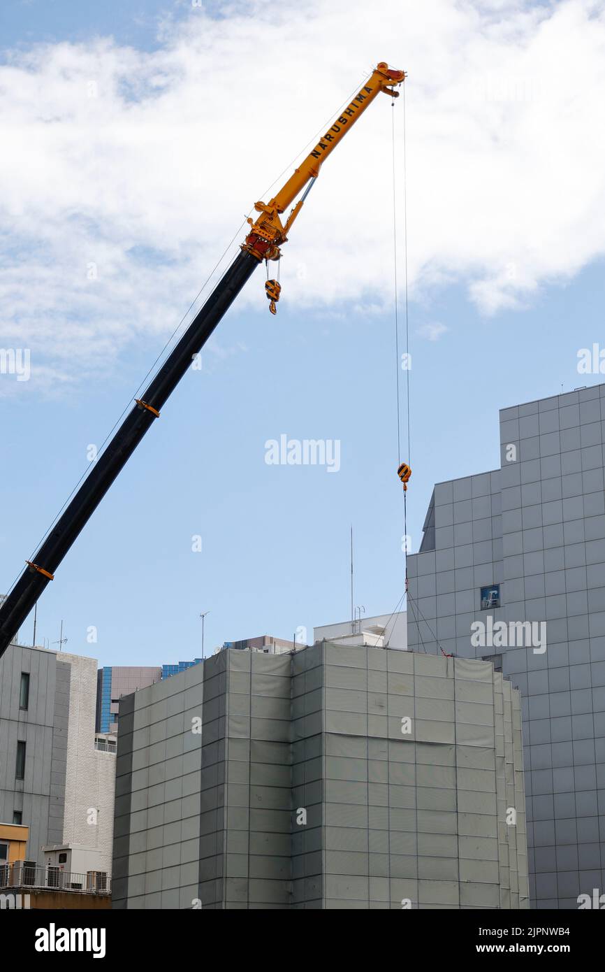 Tokio, Japan. 19. August 2022. Am 19. August 2022, Tokio, werden am Nakagin Capsule Tower in Ginza weitere Abbrucharbeiten durchgeführt. Der Rückbau von 140 Einzelkapseln des futuristischen Gebäudes (Mischnutzung Wohn- und Büroturm) wird im Rahmen der Abbrucharbeiten bis Ende dieses Jahres fortgesetzt. Quelle: Rodrigo Reyes Marin/AFLO/Alamy Live News Stockfoto