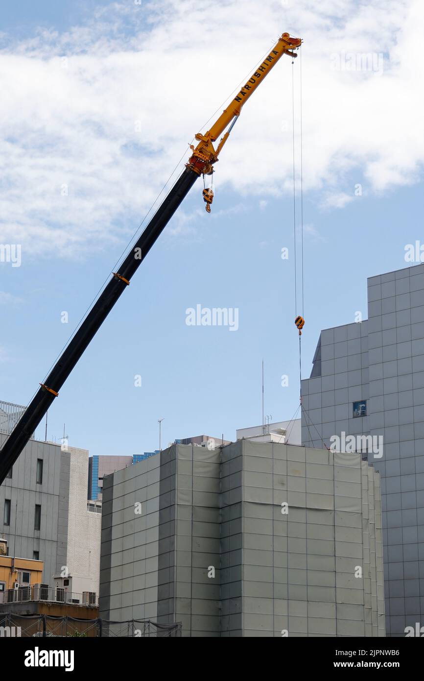 Tokio, Japan. 19. August 2022. Am 19. August 2022, Tokio, werden am Nakagin Capsule Tower in Ginza weitere Abbrucharbeiten durchgeführt. Der Rückbau von 140 Einzelkapseln des futuristischen Gebäudes (Mischnutzung Wohn- und Büroturm) wird im Rahmen der Abbrucharbeiten bis Ende dieses Jahres fortgesetzt. Quelle: Rodrigo Reyes Marin/AFLO/Alamy Live News Stockfoto