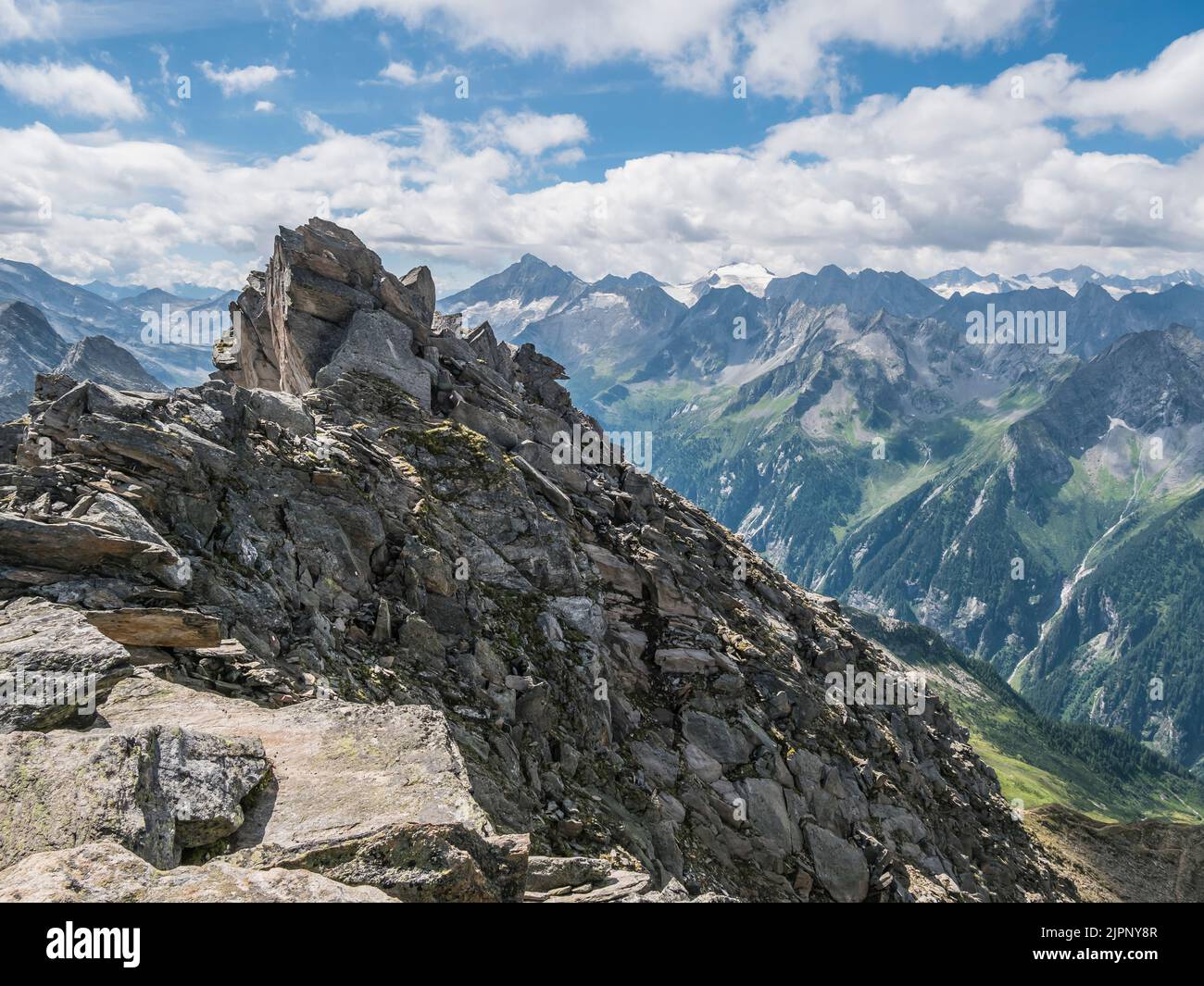 Das Bild zeigt den Südgipfel der Ahorn Spitze in der Nähe der Karl-von-Edel-Hütte oberhalb der Kurstadt Mayrhofen Stockfoto