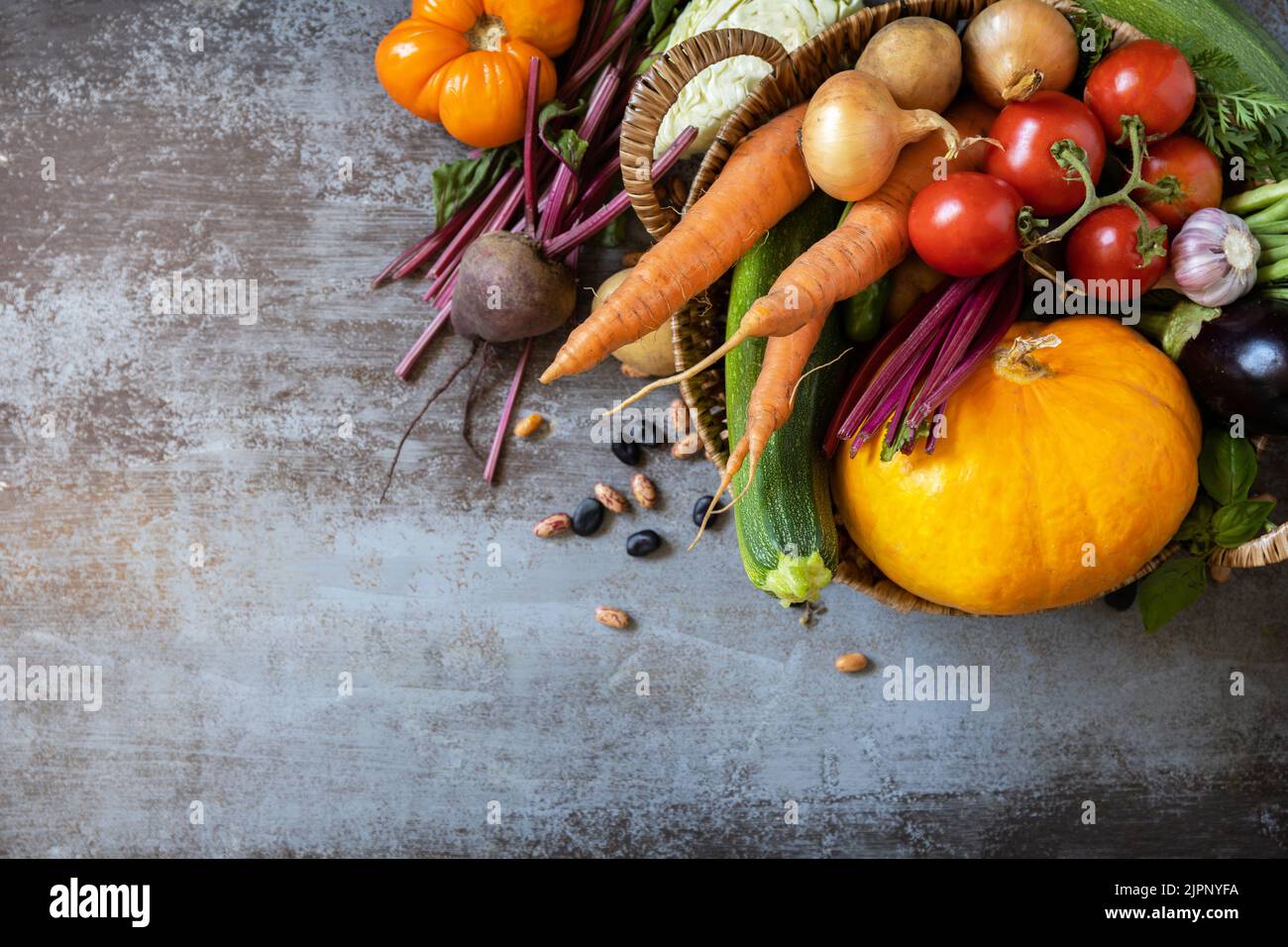 Rohes Bio-Gemüse. Das Konzept der veganen oder Diät-Lebensmittel. Gemüse für gesundes Kochen auf steinernem Hintergrund. Blick von oben. Speicherplatz kopieren. Stockfoto