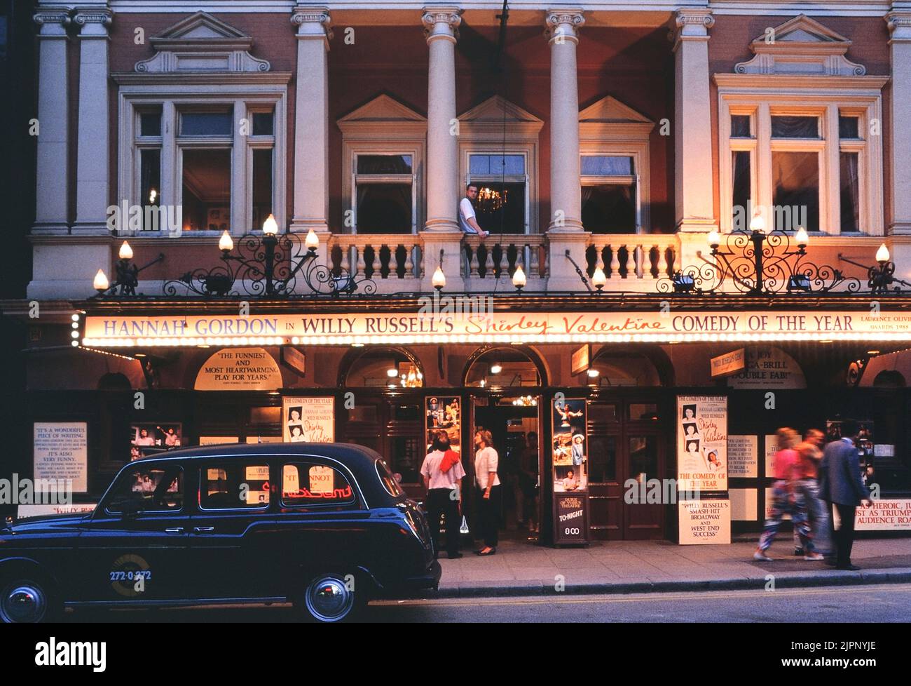 Vorderansicht des Eingangs zum DUKE OF YORK'S THEATER, LONDON. Hannah Gordon „Shirley Valentine“. 1989 Stockfoto