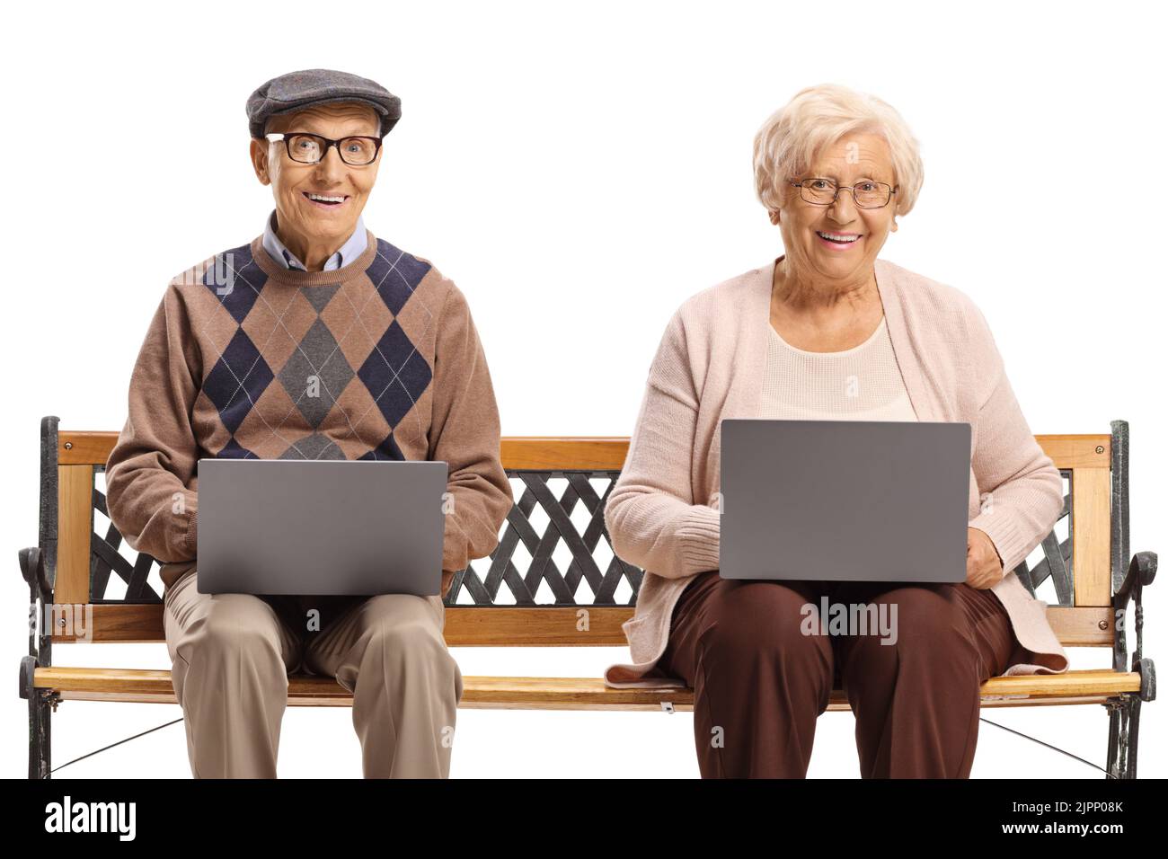 Ältere Ehemann und Ehefrau sitzen auf einer Bank und verwenden auf weißem Hintergrund isolierte Laptops Stockfoto