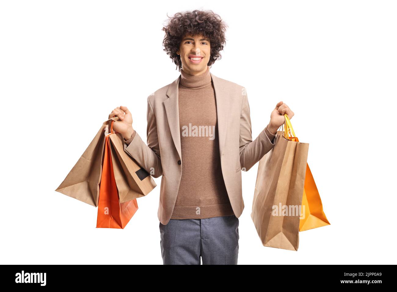 Junger Mann mit lockigen Haaren trägt Einkaufstaschen isoliert auf weißem Hintergrund Stockfoto