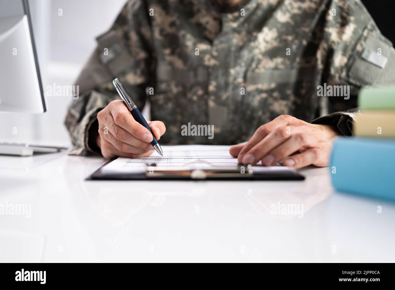 Ausbildung Von Militärstudentin. Armeesoldat Veteran In College Stockfoto