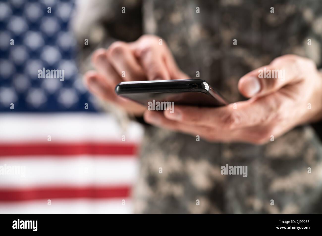 Soldat Mit Mobiltelefon. Militärische Kriegsspionage Stockfoto
