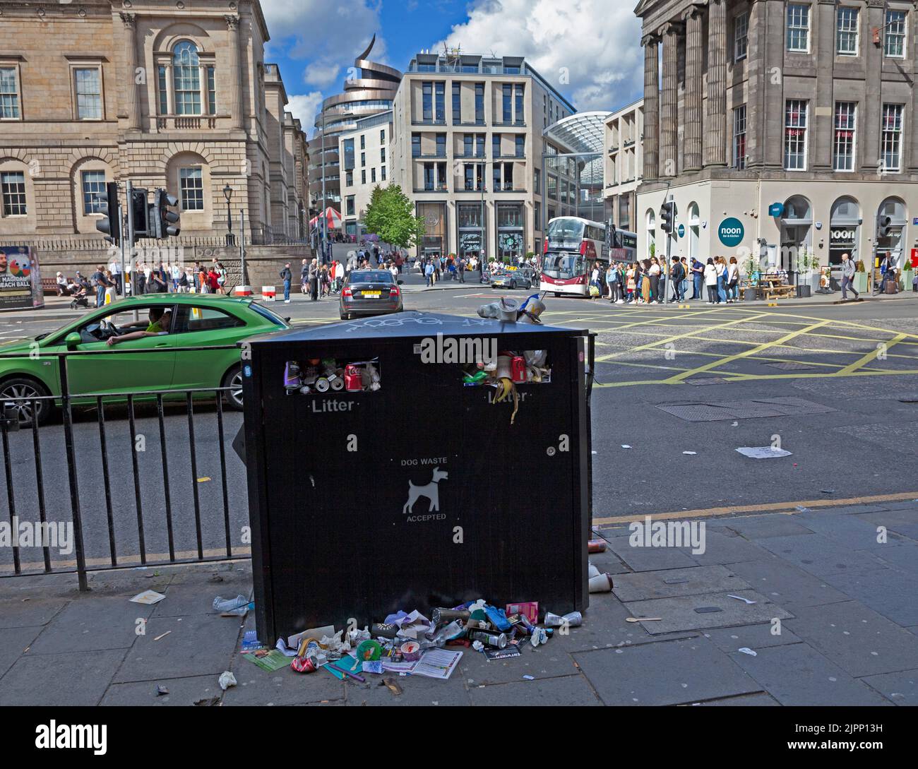 Stadtzentrum, Edinburgh, Schottland, Großbritannien 19.. August 2022. Die Mülltonnen beginnen im Stadtzentrum aufgrund des Streiks der abweichender Arbeiter zu überlaufen. Im Bild: Überlaufender Papierkorb gegenüber dem St. James Quarter, wenn Touristen die Princes Street und die Gärten besuchen. Kredit:Scottishrecreative/alamy Live Nachrichten Stockfoto