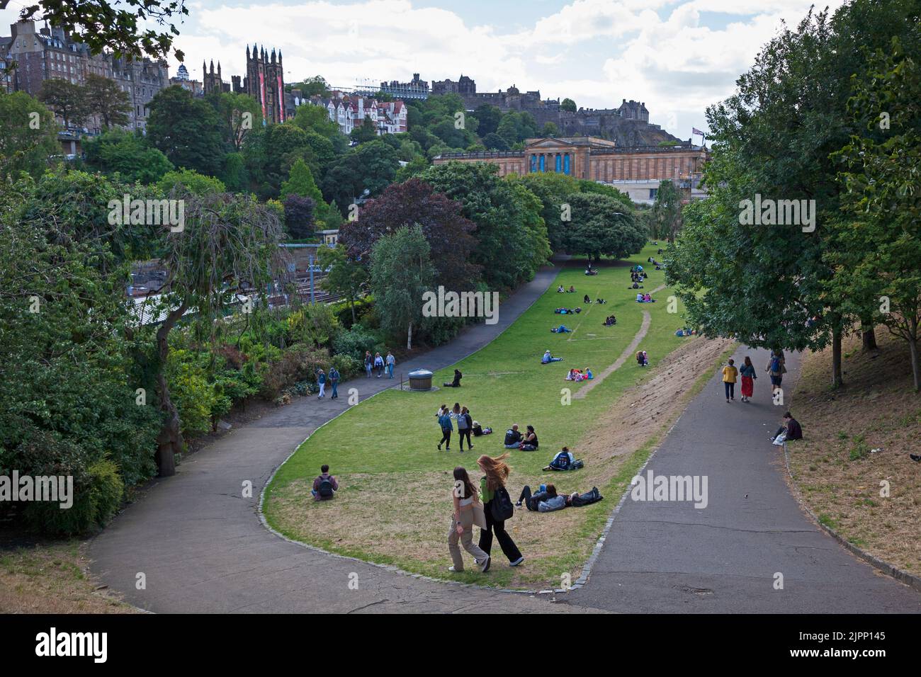 Stadtzentrum, Edinburgh, Schottland, Großbritannien 19.. August 2022. Sonnige Stunden im Stadtzentrum, wenn Touristen die Princes Street Gardens East besuchen Credit:Scottishrecreative/alamy Live News Stockfoto