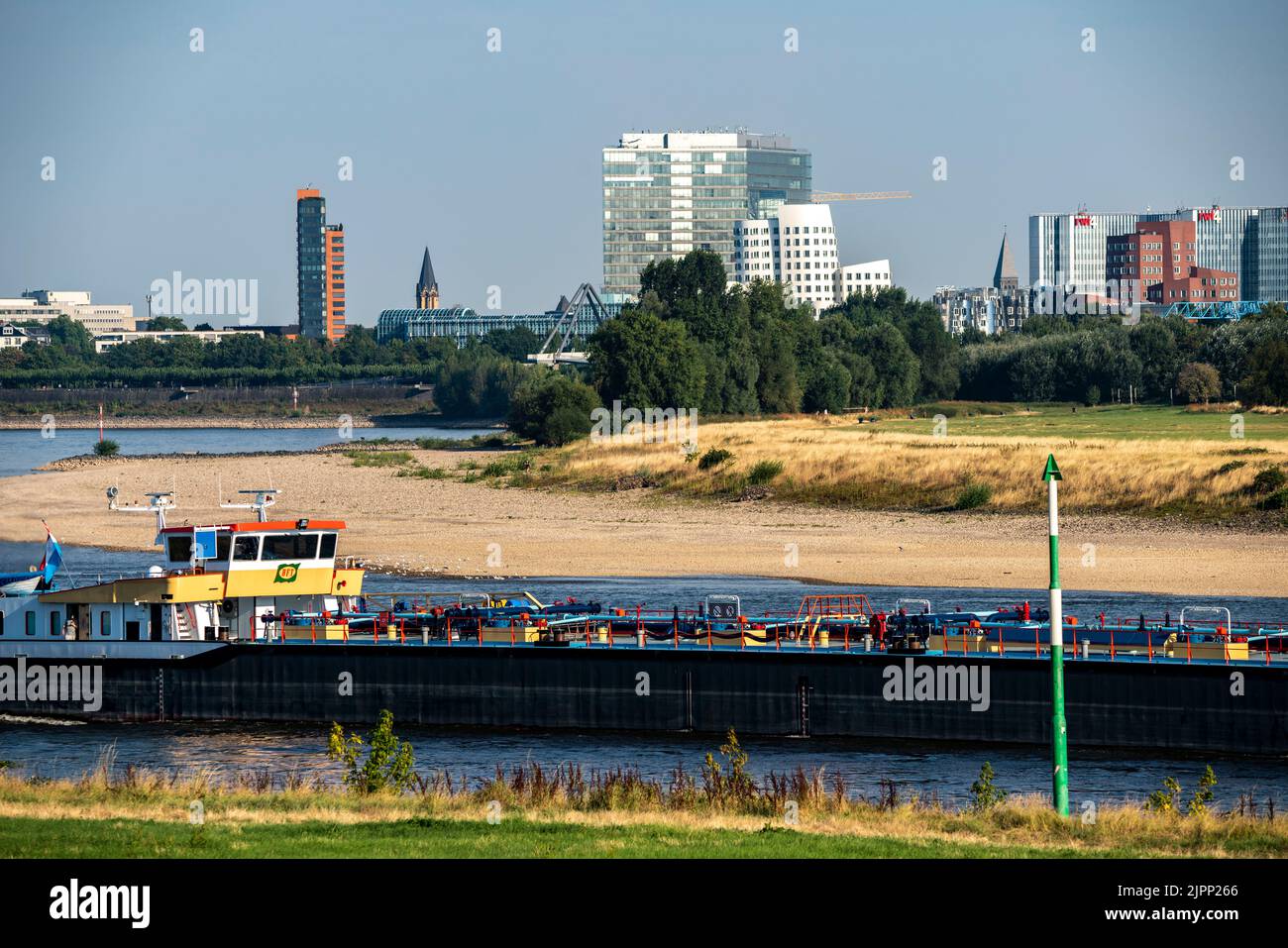 Rhein bei Düsseldorf, extrem niedriges Wasser, Rheinhöhe 47 cm, Tendenz fallend, Barge vor der Skyline mit den Gehry-Häusern, Sandbänken, Fr. Stockfoto