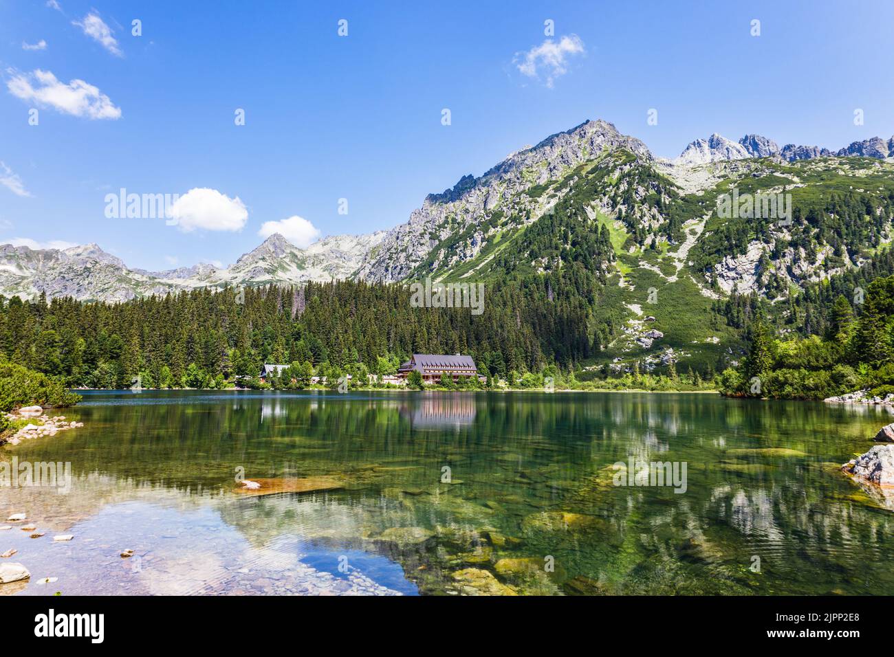 Der Poprader Bergsee, oder Popradske Pleso, ist der Bergsee in der Hohen Tatra, Slowakei Stockfoto