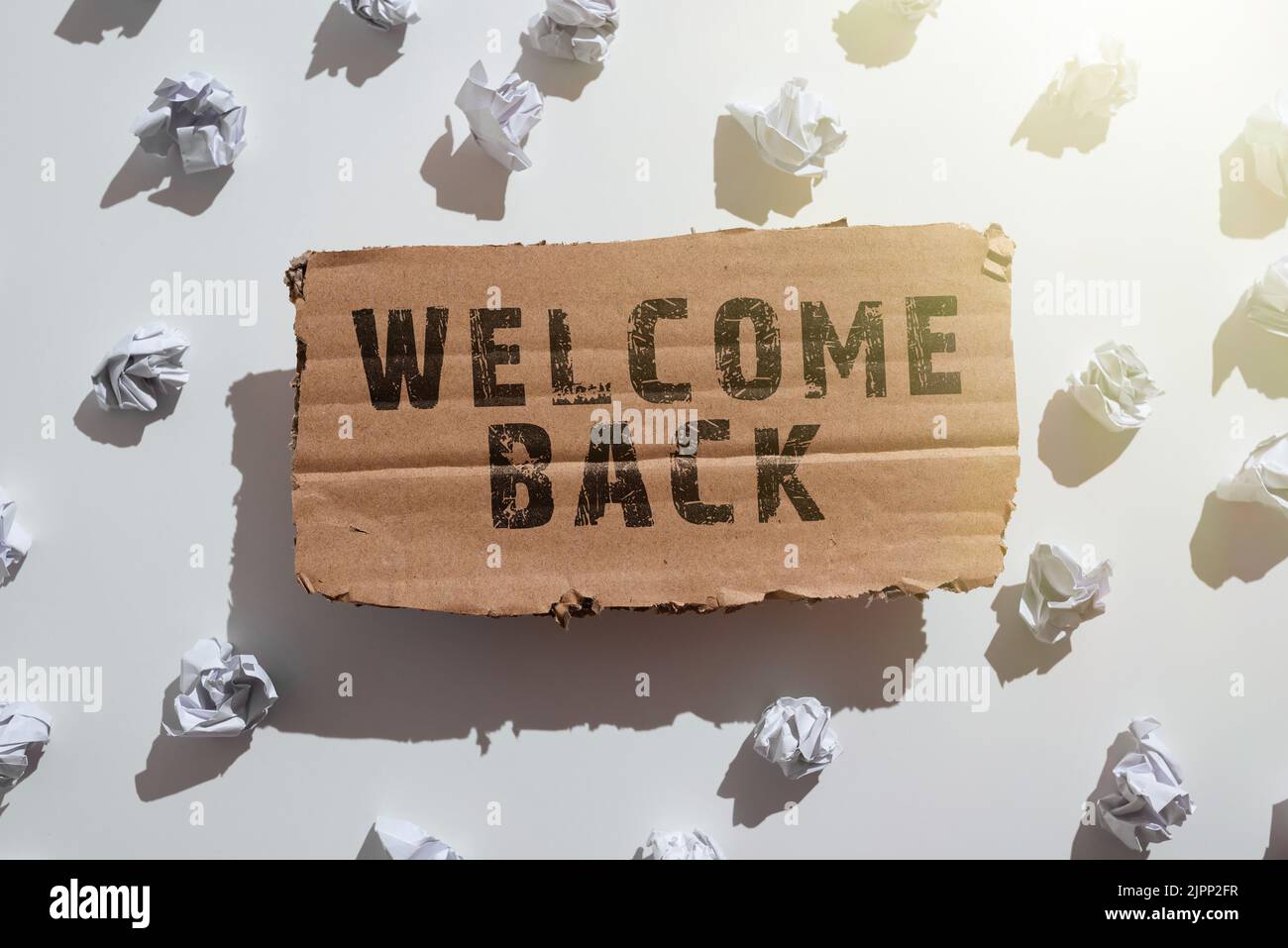 Textschild zeigt Willkommen zurück, Wort geschrieben auf Warm Greetings ...
