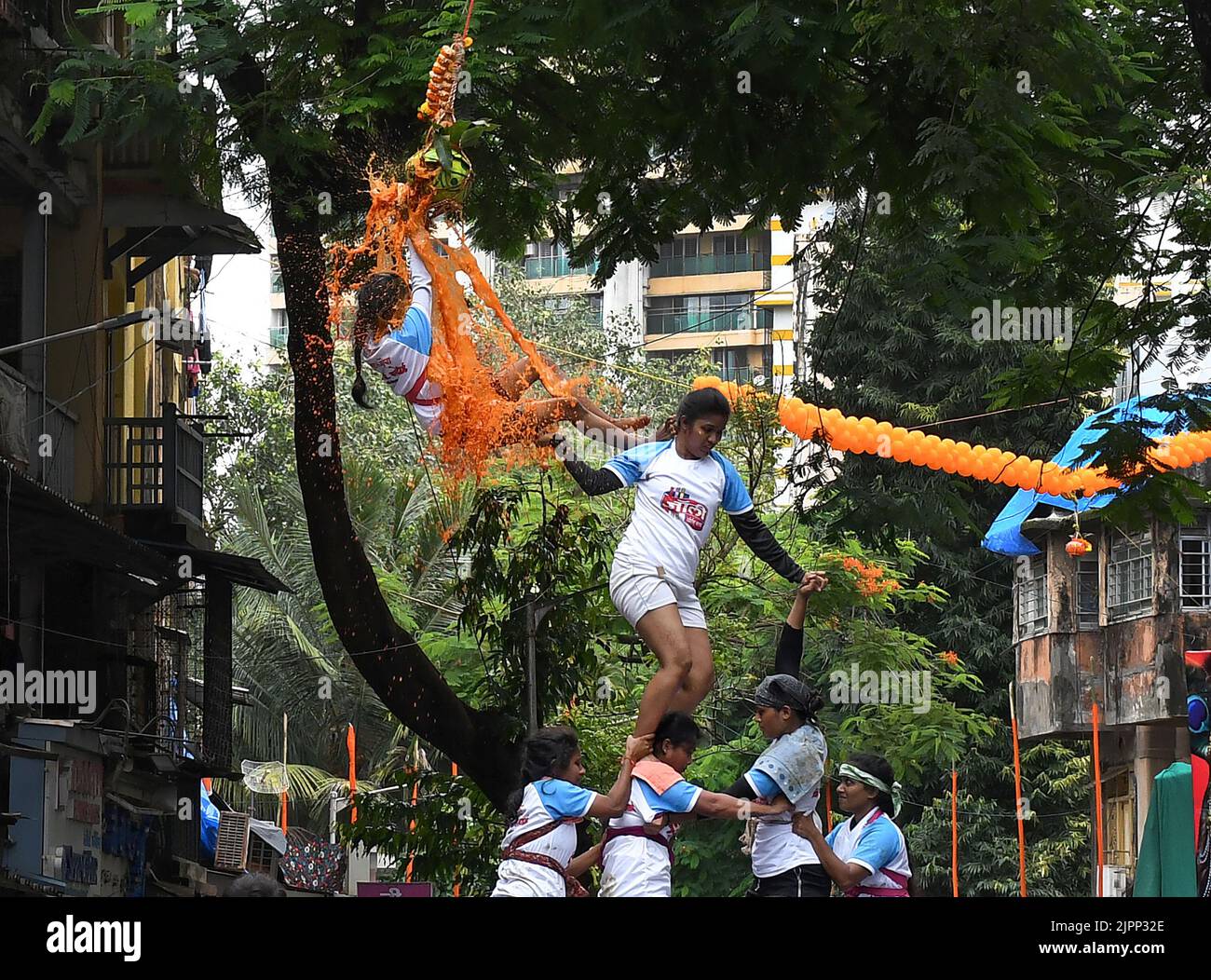 Mumbai, Indien. 19. August 2022. Hindu-Anhänger (Frauen) bilden während des Janmashtami-Festivals in Mumbai einen Pyramidenbruch dahi handi (irdischer Topf mit Quark gefüllt). Janmashtami wird gefeiert, um die Geburt von Lord Krishna zu markieren. Hinduistische Anhänger versammeln sich auf den Straßen und bilden akrobatische Pyramiden, um Dahi handi (irdischer Topf mit Quark gefüllt) zu brechen, um den Anlass zu feiern. Kredit: SOPA Images Limited/Alamy Live Nachrichten Stockfoto