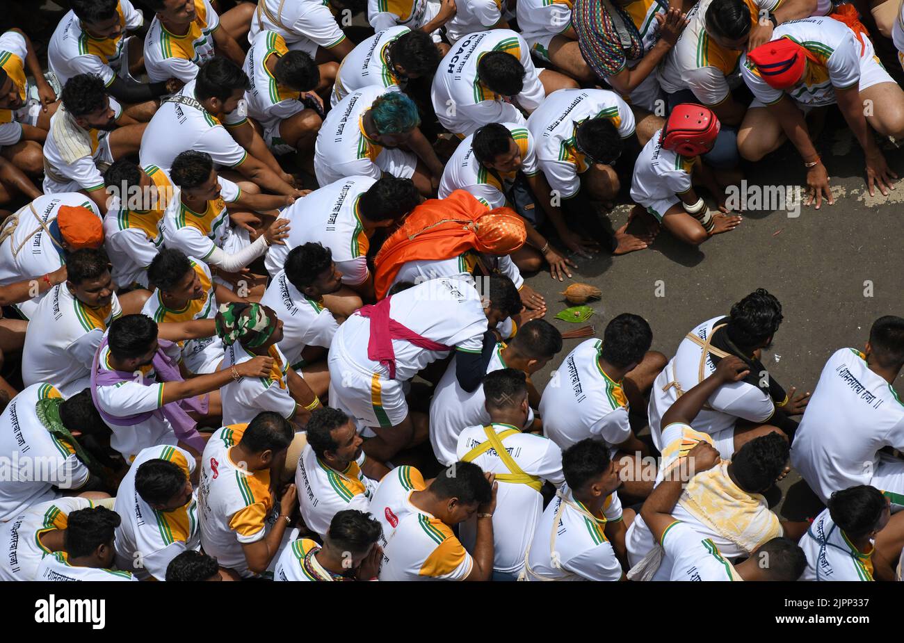 Mumbai, Indien. 19. August 2022. Hindu-Anhänger führen ein Ritual durch, bevor sie eine menschliche Pyramide bilden, um Dahi handi (irdischer Topf mit Quark gefüllt) während des Janmashtami-Festivals in Mumbai zu brechen. Janmashtami wird gefeiert, um die Geburt von Lord Krishna zu markieren. Hinduistische Anhänger versammeln sich auf den Straßen und bilden akrobatische Pyramiden, um Dahi handi (irdischer Topf mit Quark gefüllt) zu brechen, um den Anlass zu feiern. Kredit: SOPA Images Limited/Alamy Live Nachrichten Stockfoto