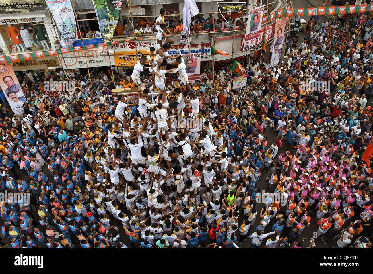 Mumbai, Indien. 19. August 2022. Hinduistische Anhänger bilden eine menschliche Pyramide, um Dahi handi (irdischer Topf mit Quark gefüllt) während des Janmashtami-Festivals in Mumbai zu brechen. Janmashtami wird gefeiert, um die Geburt von Lord Krishna zu markieren. Hinduistische Anhänger versammeln sich auf den Straßen und bilden akrobatische Pyramiden, um Dahi handi (irdischer Topf mit Quark gefüllt) zu brechen, um den Anlass zu feiern. Kredit: SOPA Images Limited/Alamy Live Nachrichten Stockfoto