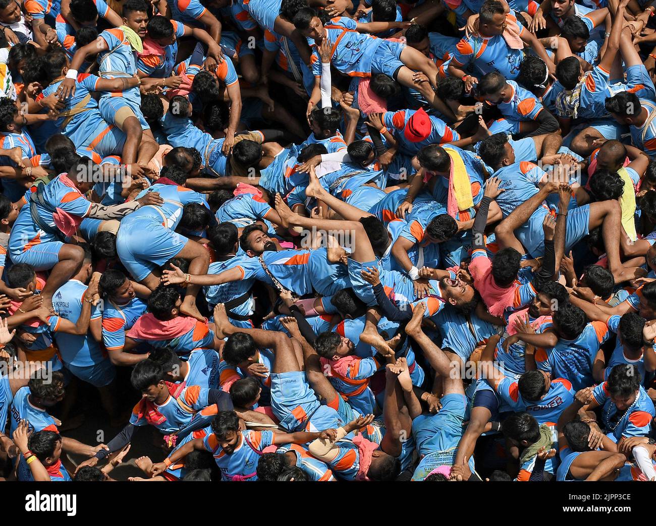 Mumbai, Indien. 19. August 2022. Hinduistische Anhänger sahen während des Janmashtami-Festivals in Mumbai aufeinander fallen, während sie eine Pyramide bildeten, um Dahi handi (irdischer Topf mit Quark gefüllt) zu brechen. Janmashtami wird gefeiert, um die Geburt von Lord Krishna zu markieren. Hinduistische Anhänger versammeln sich auf den Straßen und bilden akrobatische Pyramiden, um Dahi handi (irdischer Topf mit Quark gefüllt) zu brechen, um den Anlass zu feiern. (Foto von Ashish Vaishnav/SOPA Images/Sipa USA) Quelle: SIPA USA/Alamy Live News Stockfoto