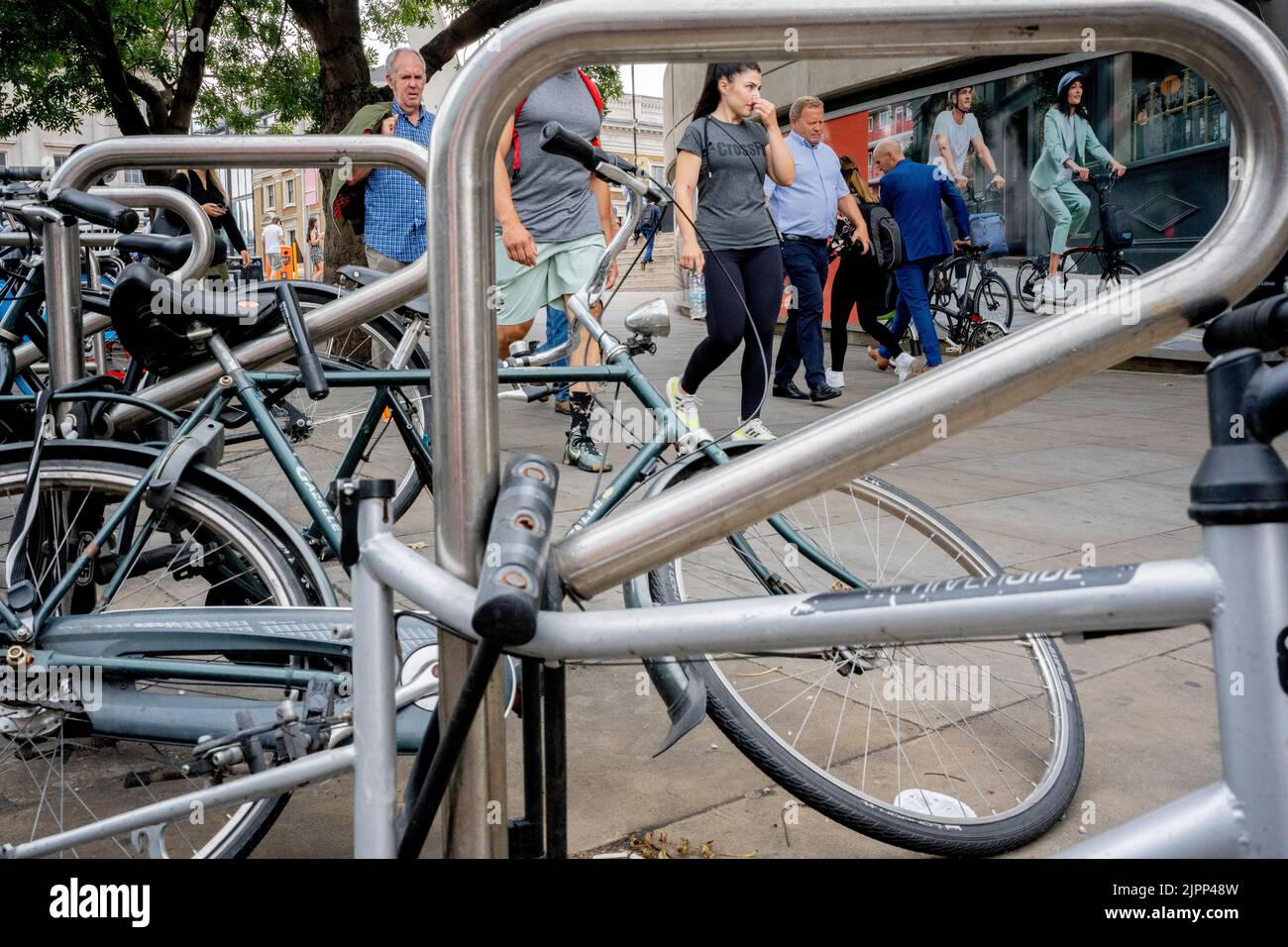 Am 17.. August 2022 in London, England, werden vor einer Plakatwand vor dem Evans Cycles-Händler an der London Bridge Schlösser und ein Chaos verschlossener Fahrräder gesehen. London gilt mit durchschnittlich 390 Diebstählen pro 100.000 Einwohner als die schlimmste Region in England und Wales. Stockfoto