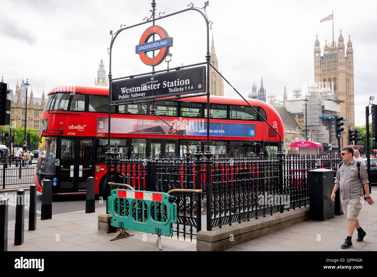 Der geschlossene Eingang zur U-Bahnstation Westminster vor dem Parlament während eines Arbeitstages der Eisenbahngewerkschaft RMT und einiger Busfahrer am 19.. August 2022 in London, England. Dies ist der fünfte Walk-out von GMT-Mitgliedern in London Underground in diesem Jahr, ein Streik in einem Streit um Stellenabbau. Stockfoto