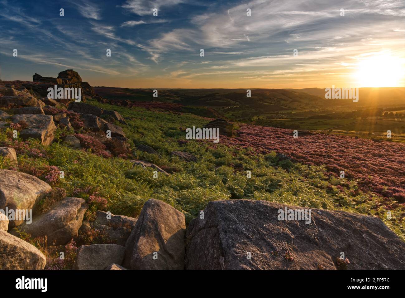 Sonnenuntergang über dem Owler Tor im Peak District National Park, England, Großbritannien Stockfoto