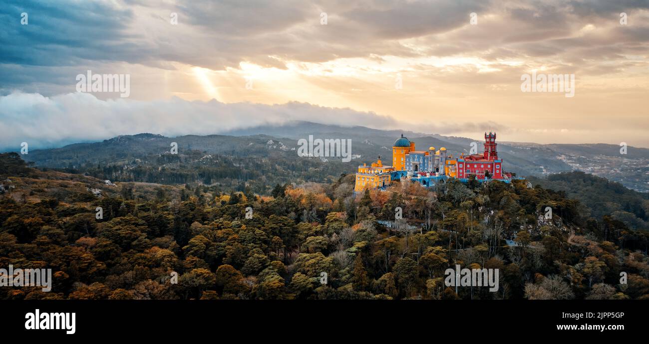 Eine Panoramaaufnahme des Palacio da Pena auf den Sintra-Bergen in Sintra, Portugal Stockfoto