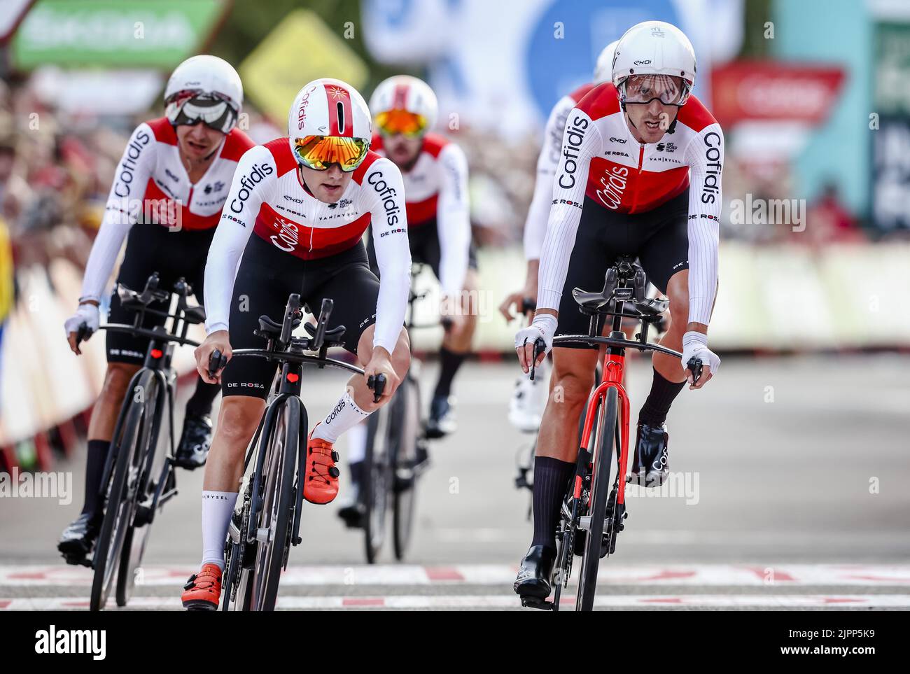 2022-08-19 19:16:00 UTRECHT - Team Cofidis überquert die Ziellinie während des Team-Zeitfahrens am ersten Tag der Vuelta a Espana (Vuelta a Espana). Nach einem Start auf dem Jaarbeursplein fuhren die Teams durch die Straßen der Domstadt. ANP VINCENT JANNINK niederlande Out - belgien Out Stockfoto