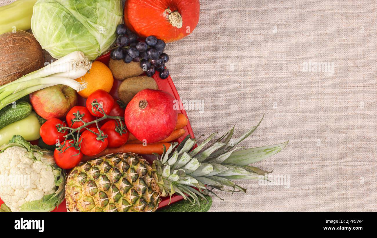 Exotisches Gemüse auf beigem Hintergrund. Flat Lay gesunde Ernährung Konzept. Speicherplatz kopieren Stockfoto