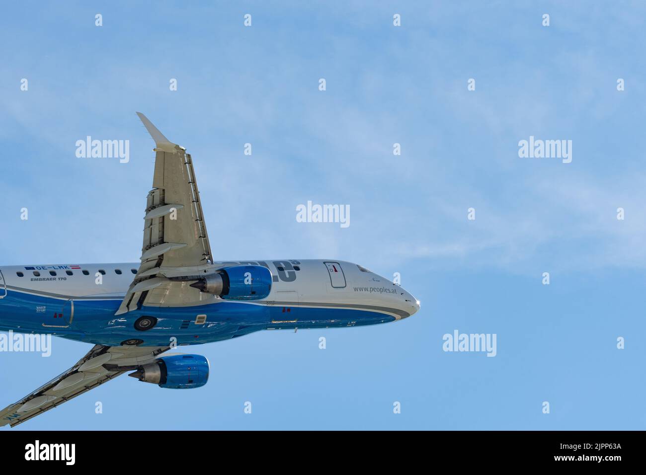 Saint Gallen, Altenrhein, Schweiz, 18. April 2022 Völker die Maschinen des Typs Viennaline Embraer E-170 starten von der Start- und Landebahn 28 Stockfoto