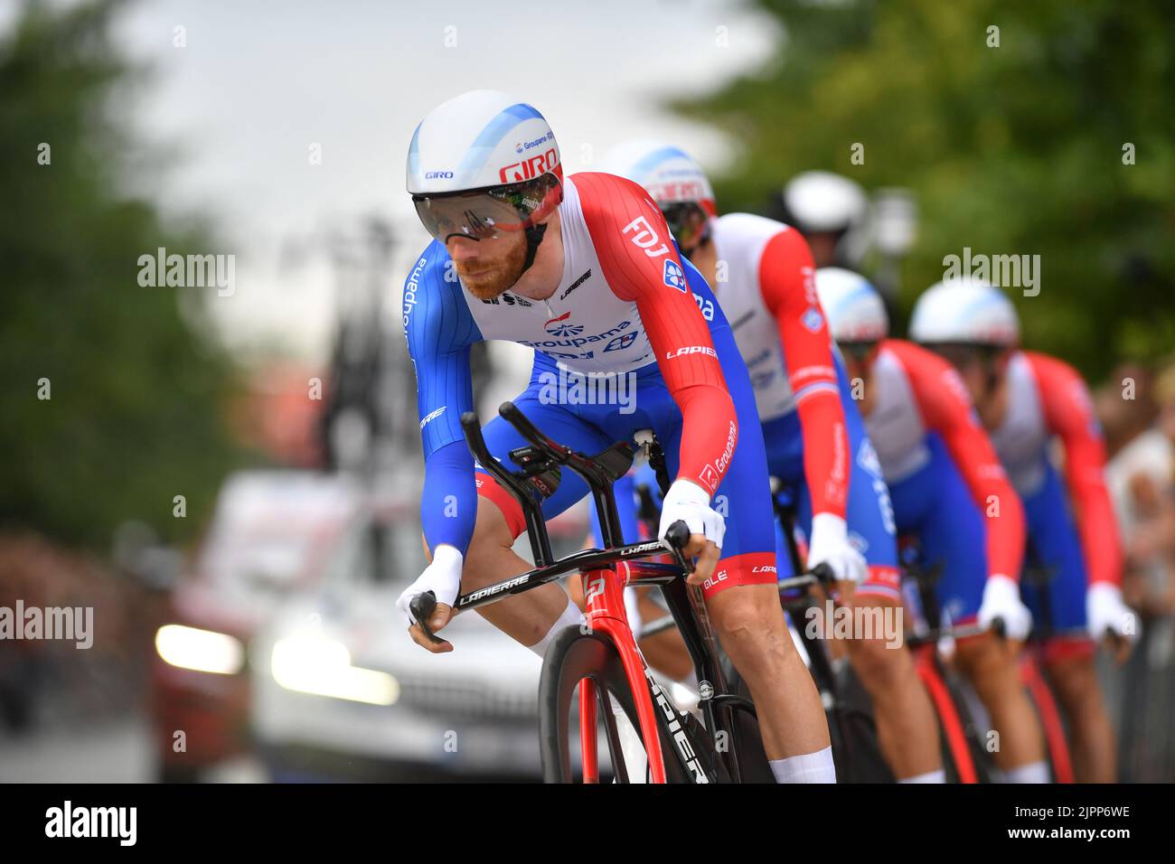 Groupama FDJ-Fahrer, die während der ersten Etappe der Ausgabe 2022 der „Vuelta a Espana“, der Rundfahrt durch Spanien, eines Zeitfahrens im Team von 23,2km in Utrecht, Niederlande, am Freitag, den 19. August 2022, in Aktion gezeigt wurden. BELGA FOTO LUC CLAESSEN Stockfoto