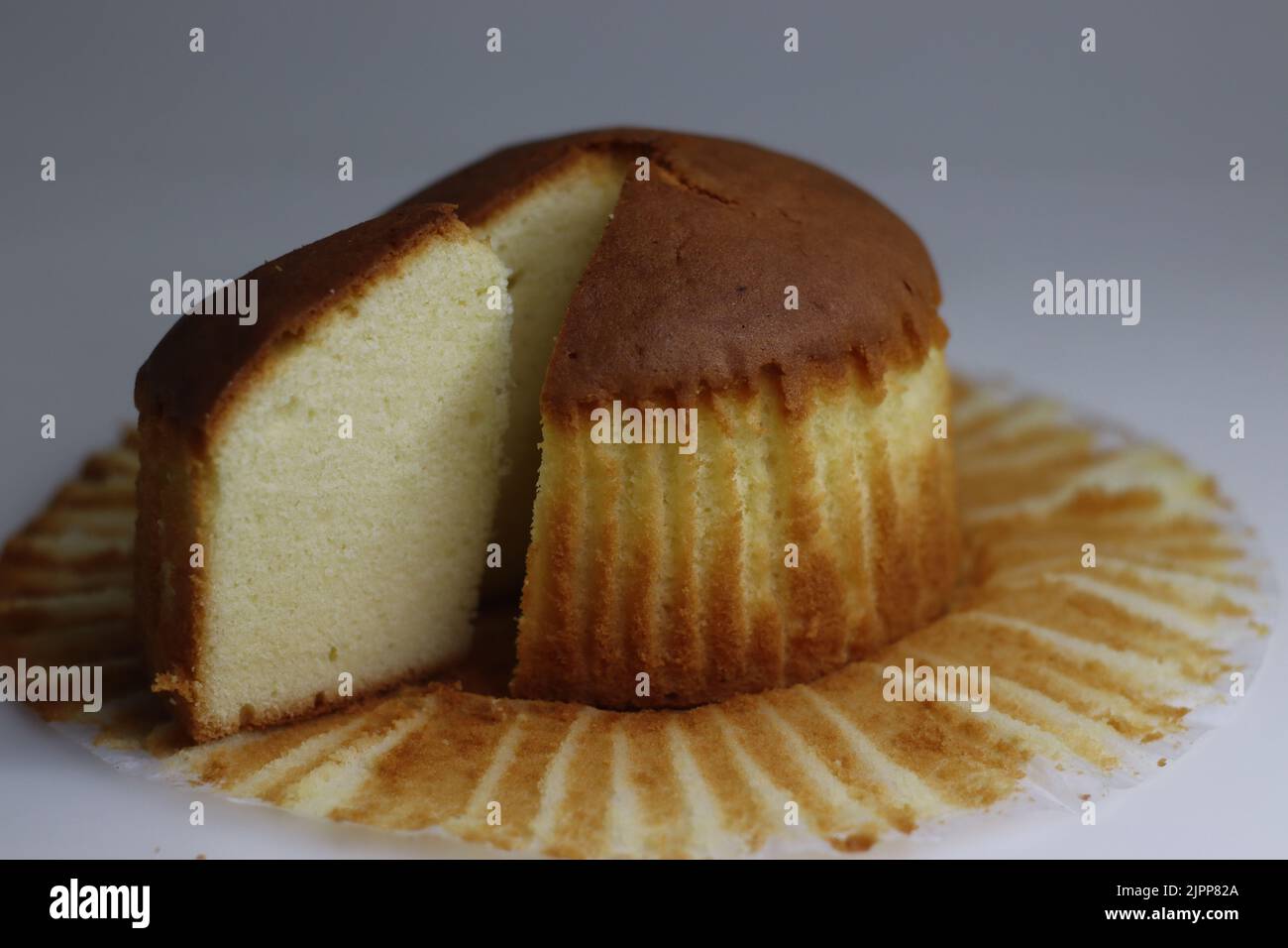 Mawa-Kuchen In Scheiben. Es ist ein reicher und köstlicher Kuchen aus verdunstter getrockneter Milch, Vollmehl, Butter, Milch, Rahm und Zucker. Schuss auf WH Stockfoto