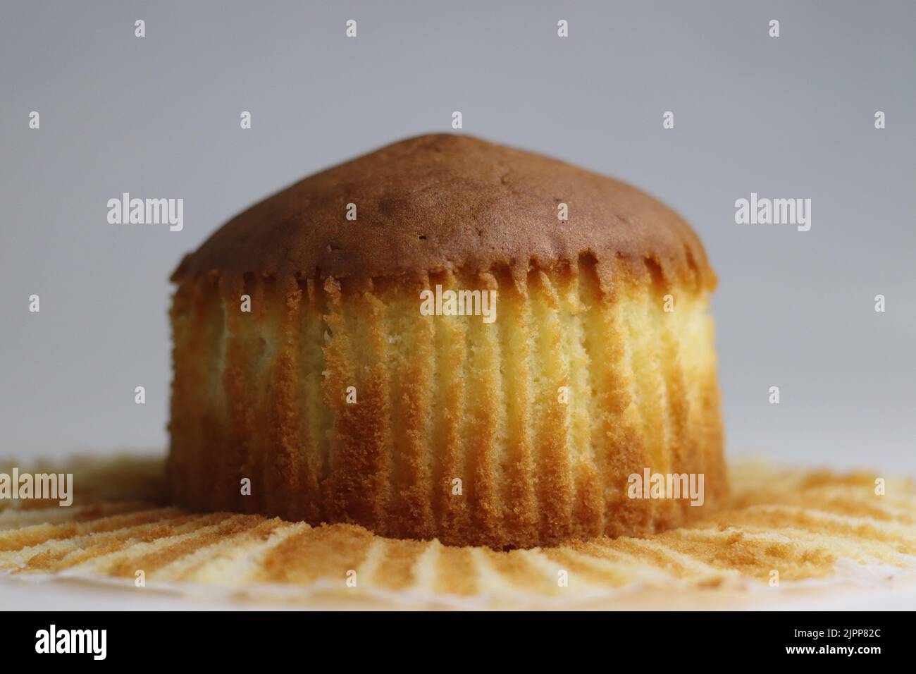 Mawa-Kuchen. Es ist ein reicher und köstlicher Kuchen aus verdunstter getrockneter Milch, Vollmehl, Butter, Milch, Rahm und Zucker. Auf weißem Bac geschossen Stockfoto