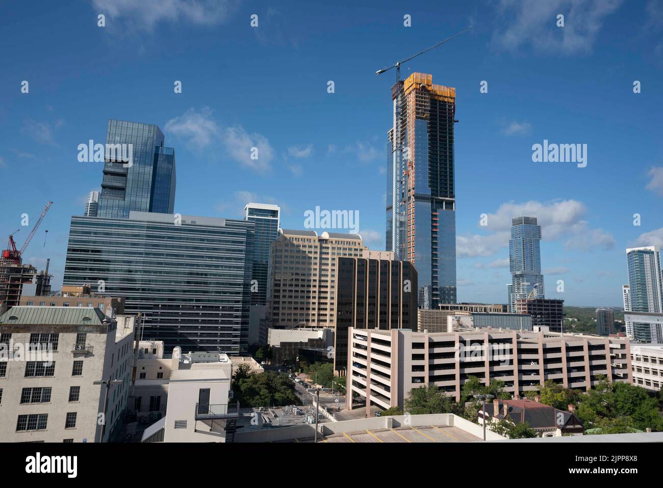 Austin Texas USA, August 2 2022: Der Bau eines 66-stöckigen Büro- und Wohnturms, Sixth & Guadalupe, geht in der Innenstadt weiter, da sich in der texanischen Hauptstadt ein Bauboom fortsetzt. In der Innenstadt befinden sich mindestens zwei Dutzend Gebäude im Bau, weitere befinden sich auf dem Reißbrett. ©Bob Daemmrich Stockfoto