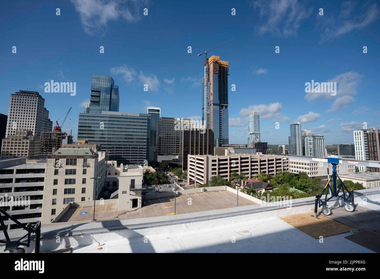 Austin Texas USA, August 2 2022: Der Bau eines 66-stöckigen Büro- und Wohnturms, Sixth & Guadalupe, geht in der Innenstadt weiter, da sich in der texanischen Hauptstadt ein Bauboom fortsetzt. In der Innenstadt befinden sich mindestens zwei Dutzend Gebäude im Bau, weitere befinden sich auf dem Reißbrett. ©Bob Daemmrich Stockfoto