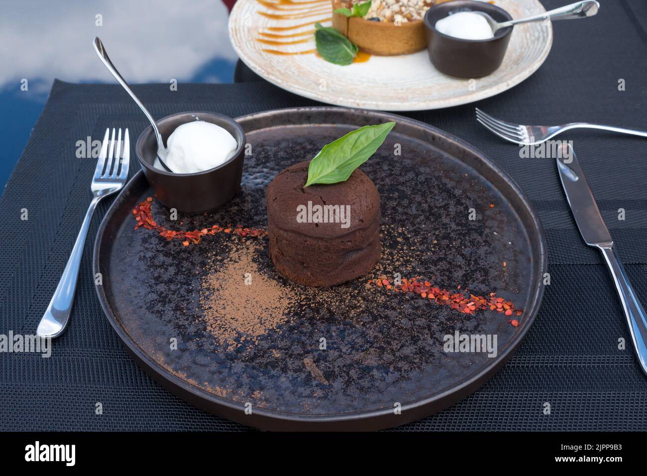 Lavakuchen. Schokoladenfondant mit Basilikumganache. Traditionelles Dessert der französischen Küche mit Autorenfüllung. Stockfoto